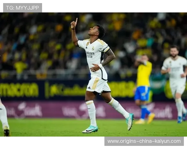 极致射门的启示:皇马罗德里戈禁区上方推射皮球旋入死角的力量 极致射门的启示:皇马罗德里戈禁区上方推射皮球旋入死角的力量