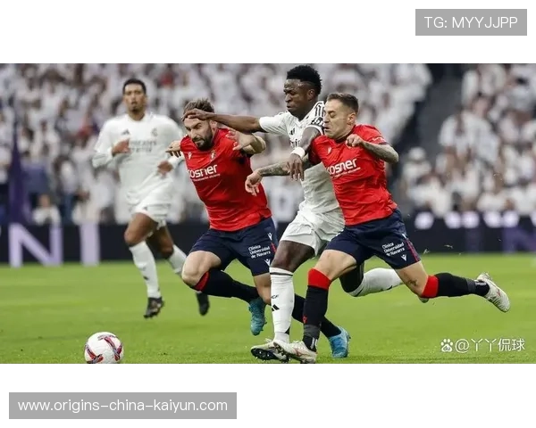 皇马中场策动反击，伯纳乌掌声如潮