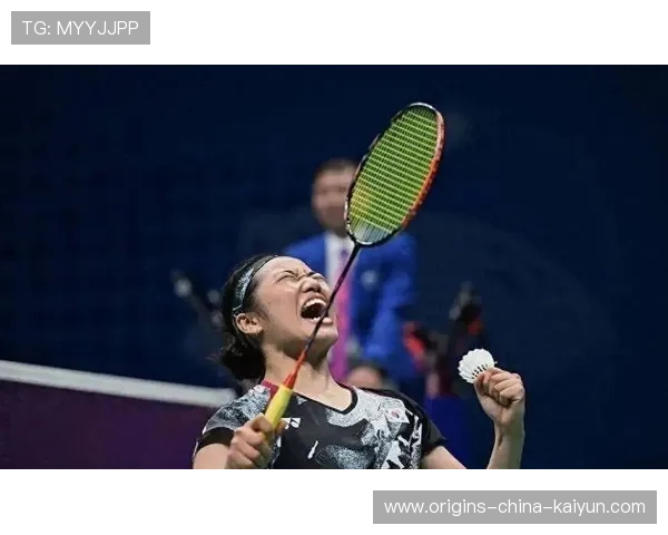 羽毛球少女打嗨自转